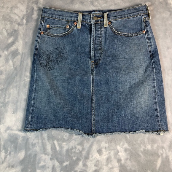Levi's Women's Mini Denim Skirt with Dark Bule Flower Accent Size 8 - Picture 1 of 10